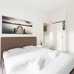 Guesthost - Corvetto M3 Bright With Balcony! Milano