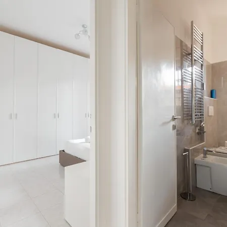 Guesthost - Corvetto M3 Bright With Balcony! Milano