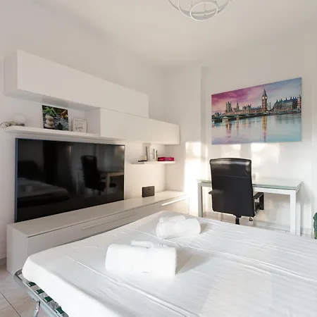 Guesthost - Corvetto M3 Bright With Balcony! Apartament