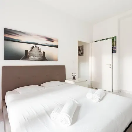 Guesthost - Corvetto M3 Bright With Balcony! Milano