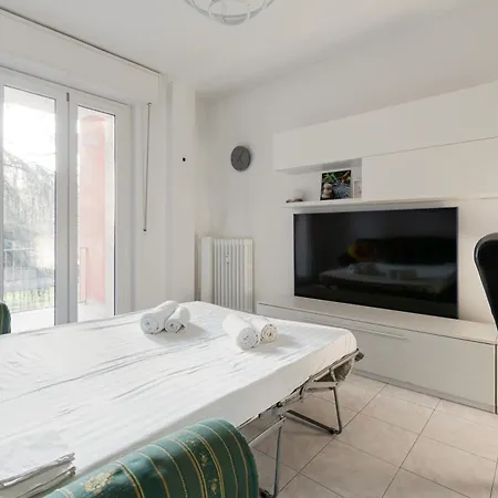 Guesthost - Corvetto M3 Bright With Balcony! Apartament Mediolan