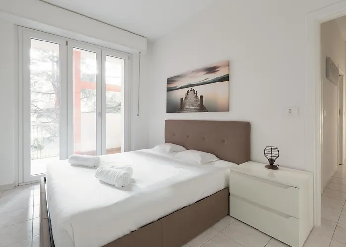 Guesthost - Corvetto M3 Bright With Balcony! Apartament *